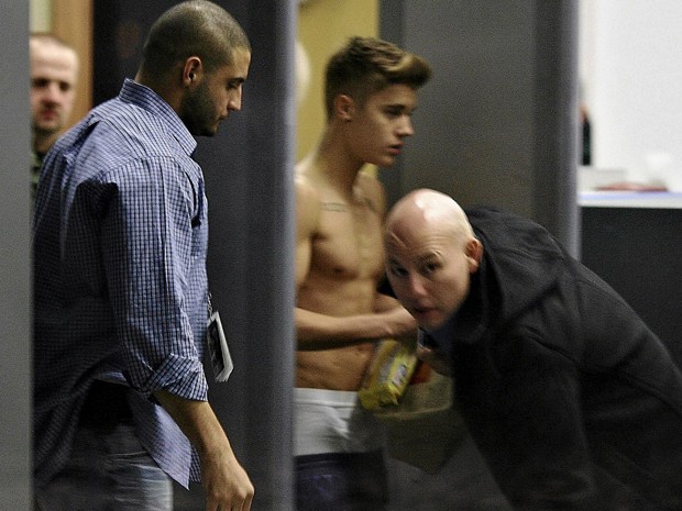 Justin Bieber caminhou sem camisa por aeroporto polonês nesta segunda-feira (25) (Foto: Reuters/Tomasz Stanczak/Agencja Gazeta)