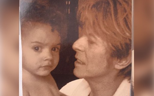 Filha emociona redes ao compartilhar foto da infância junto com David Bowie Monet Celebridades