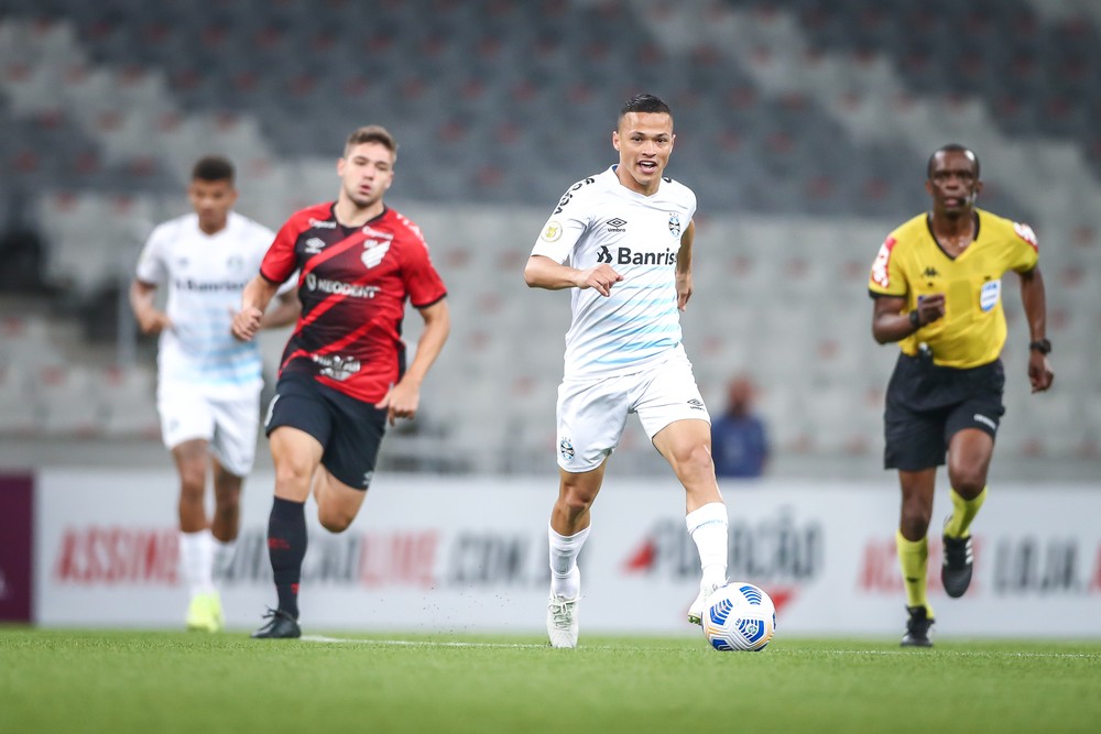 Darlan reaparece no time do Grêmio sob comando de Felipão após 43 dias