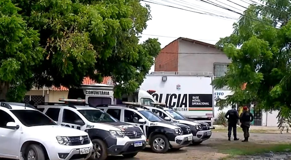 Policiais são recebidos a tiros na Sapiranga, bairro onde ocorreu chacina em Fortaleza; dois suspeitos são capturados