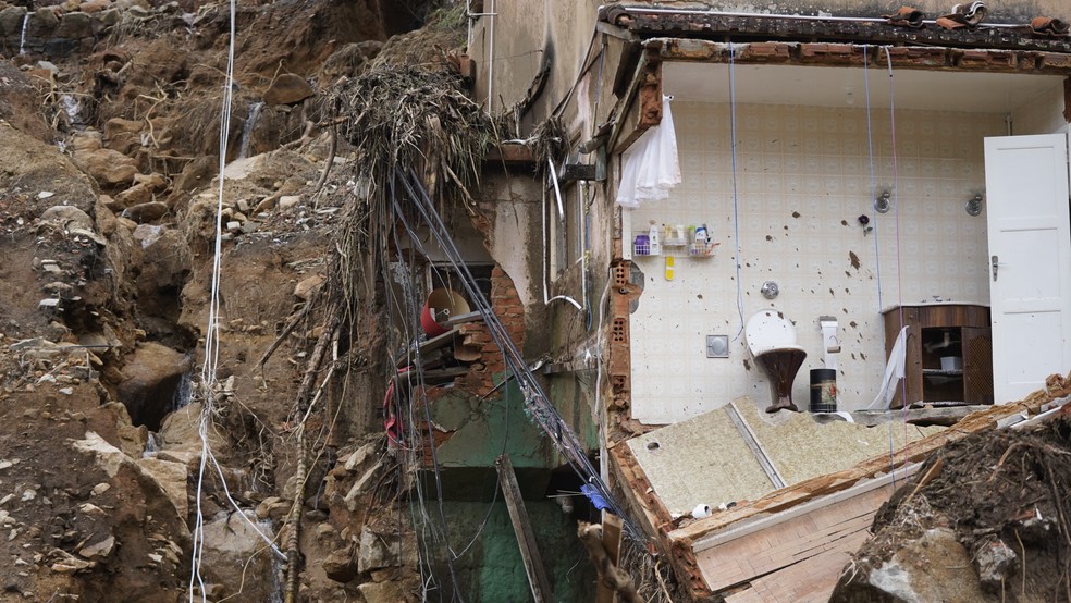 Casa caiu, restou apenas o banheiro  — Foto: Marcos Serra Lima/g1
