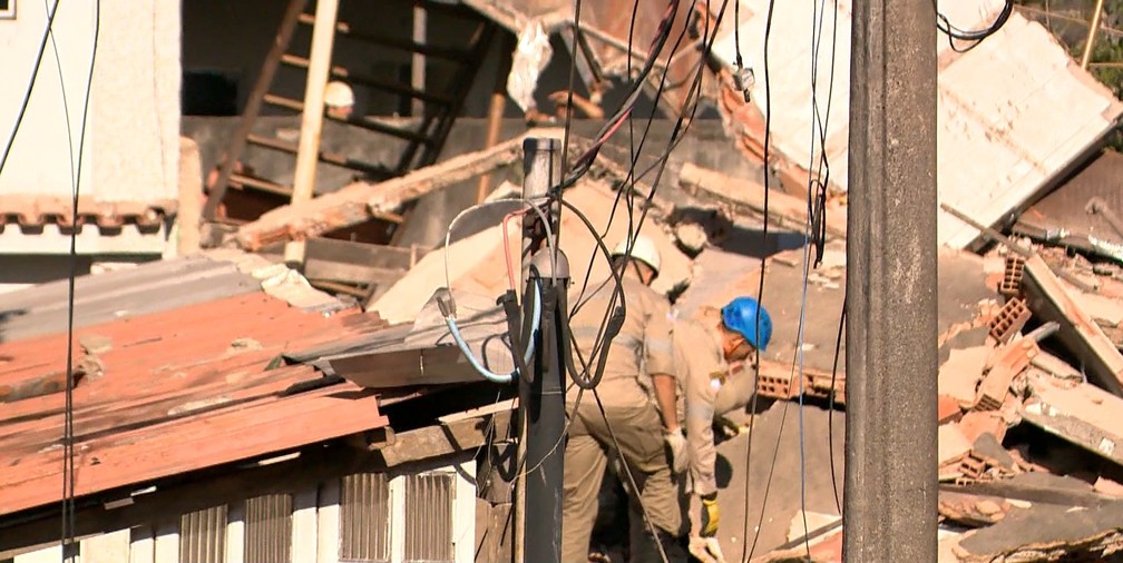 Bombeiros do ES atuaram no resgate às vítimas de desabamento em Vila Velha — Foto: Reprodução/TV Gazeta