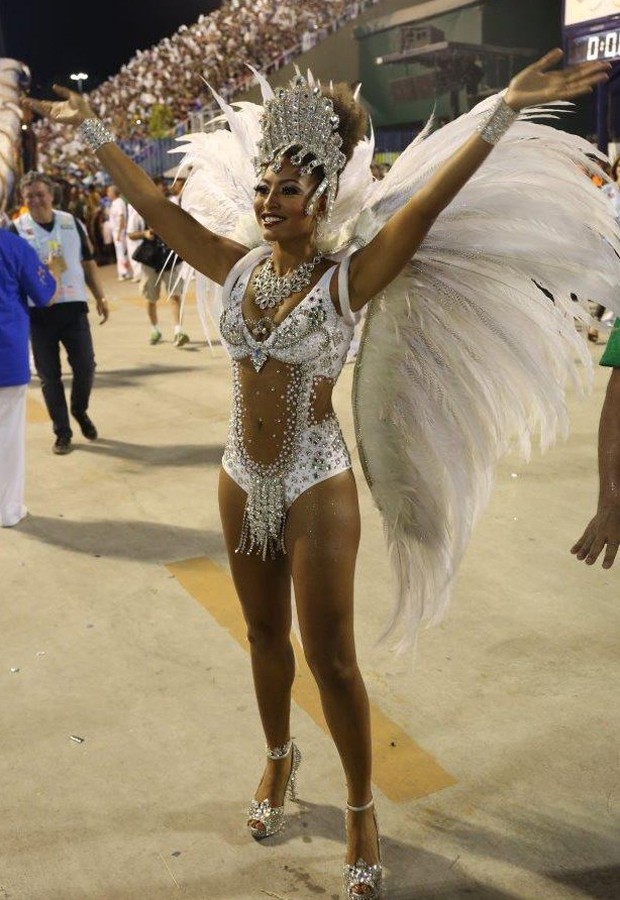 No Carnaval 2015, Sheron Menezzes fez a abertura do desfile da Portela e foi precavida na escolha da fantasia (Foto: AgNews)