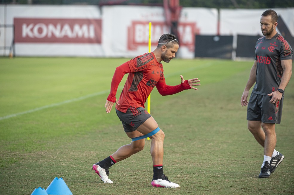 Diego no treino do Fla. Volante não fica à disposição para o jogo da Libertadores — Foto: Alexandre Vidal/Flamengo