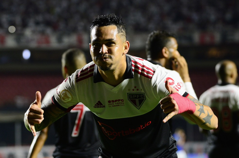 Luciano comemora gol do São Paulo contra o Avaí — Foto: Marcos Ribolli