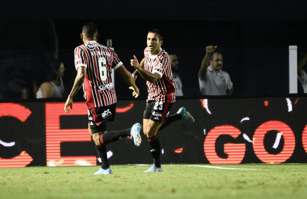 Eder comemora o gol contra o Santos, que abriu o placar na Vila Belmiro — Foto: Marcos Ribolli