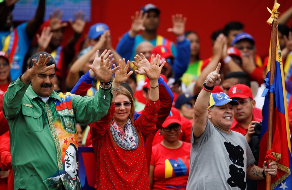 O presidente da Venezuela, Nicolás Maduro, realiza evento de campanha acompanhado de sua mulher, Cilia Flores, e do ícone argentino do futebol Diego Maradona em Caracas (Foto: Carlos Garcia Rawlins/Reuters)