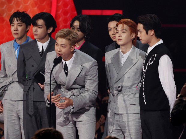 BTS ganha prêmio de Artista do Ano no American Music Awards 2021 (Foto: Getty Images for MRC)