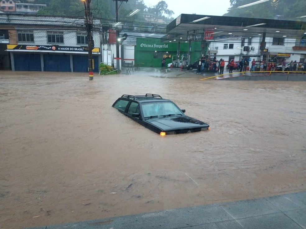 Veículo ilhado durante inundação em Petrópolis — Foto: Reprodução redes sociais