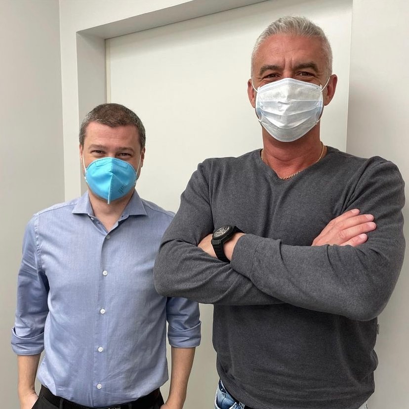 Alexandre Correa ao lado de seu médico (Foto: Reprodução/Instagram)