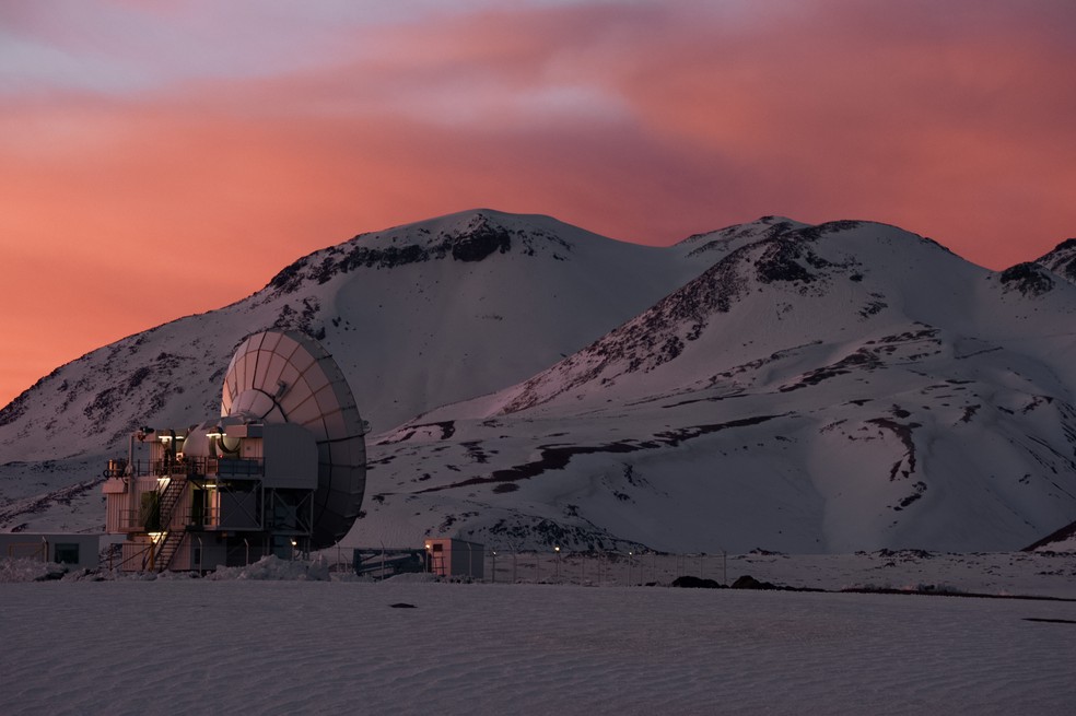 O telescópio APEX, Atacama Pathfinder Experiment, planalto chileno, no qual também está instalado o Atacama Large Millimeter/submillimeter Array (ALMA). — Foto: Carlos A. Durán/ESO