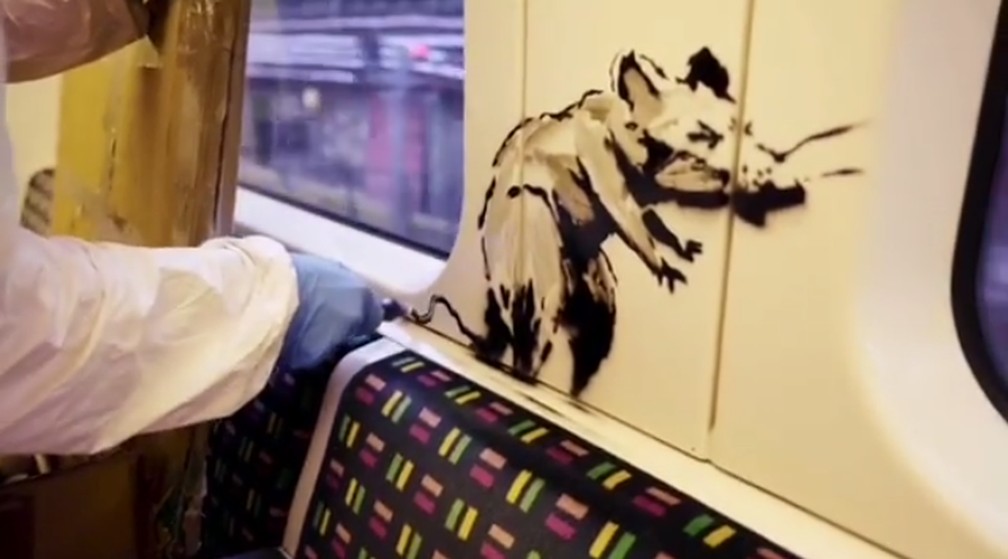 Banksy faz intervenção no metrô  — Foto: Reprodução/Instagram/Banksy