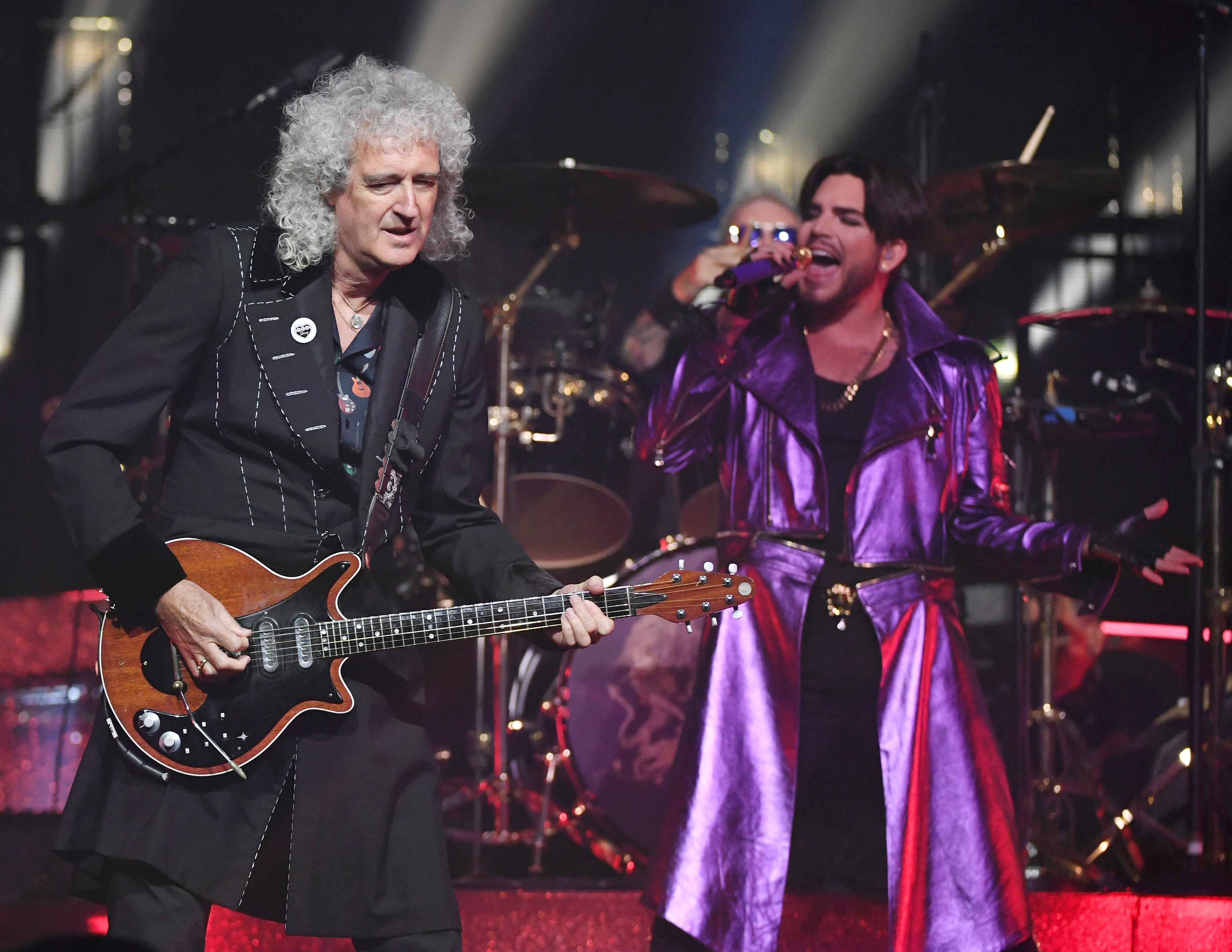O cantor Adam Lambert, com o baterista Roger Taylor e o guitarrista Brian May no show do Queen (Foto: Getty Images)