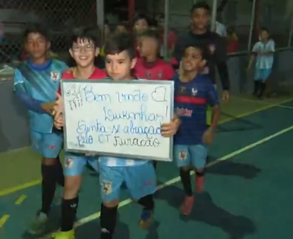 Colegas da escolinha de futsal homenageiam Lukinha — Foto: Reprodução/Rede Amazônica Acre