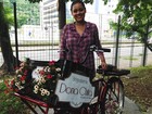 Jornalista cria 'food bike' para vender brigadeiros: 'Sem gourmetização'