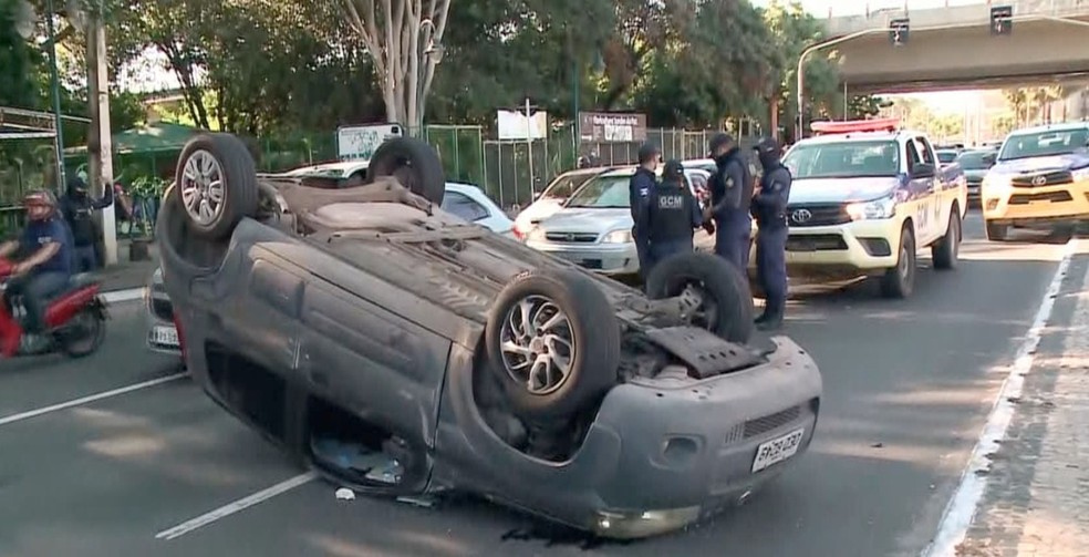 Após passar mal, motorista perde controle de carro e capota na Zona Leste de Teresina — Foto: Reprodução/TV Clube