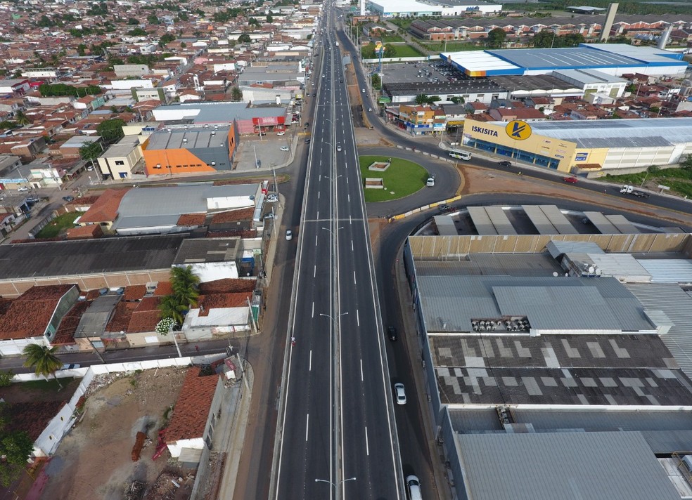 Tr&aacute;fego de ve&iacute;culos &eacute; liberado na rotat&oacute;ria a al&ccedil;as de acesso do viaduto do gancho de Igap&oacute;, em Natal. &mdash; Foto: Dnit
