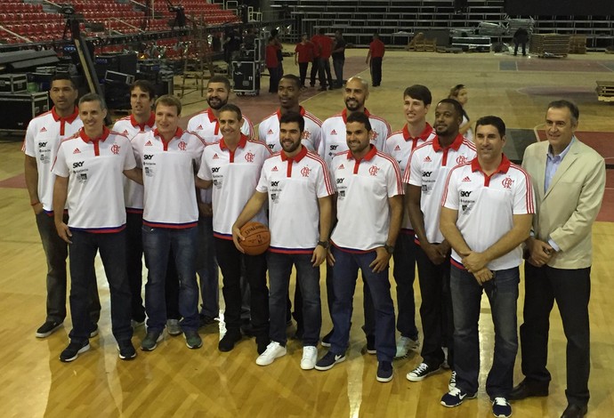 Bola escorregadia, quadra maior e mais tempo de jogo: os desafios do Fla