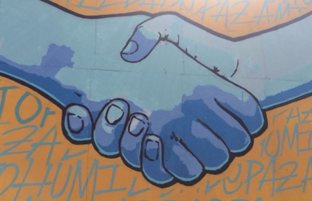 Painel "Mãos", de Rubin, retrata a paz e a união dos povos da humanidade (Foto: Dibulgação/Arte em Tapumes)