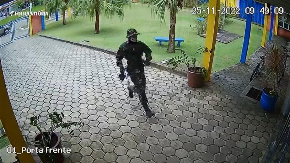 Imagens da câmera de segurança mostram momento em que o atirador chega à instituição armado