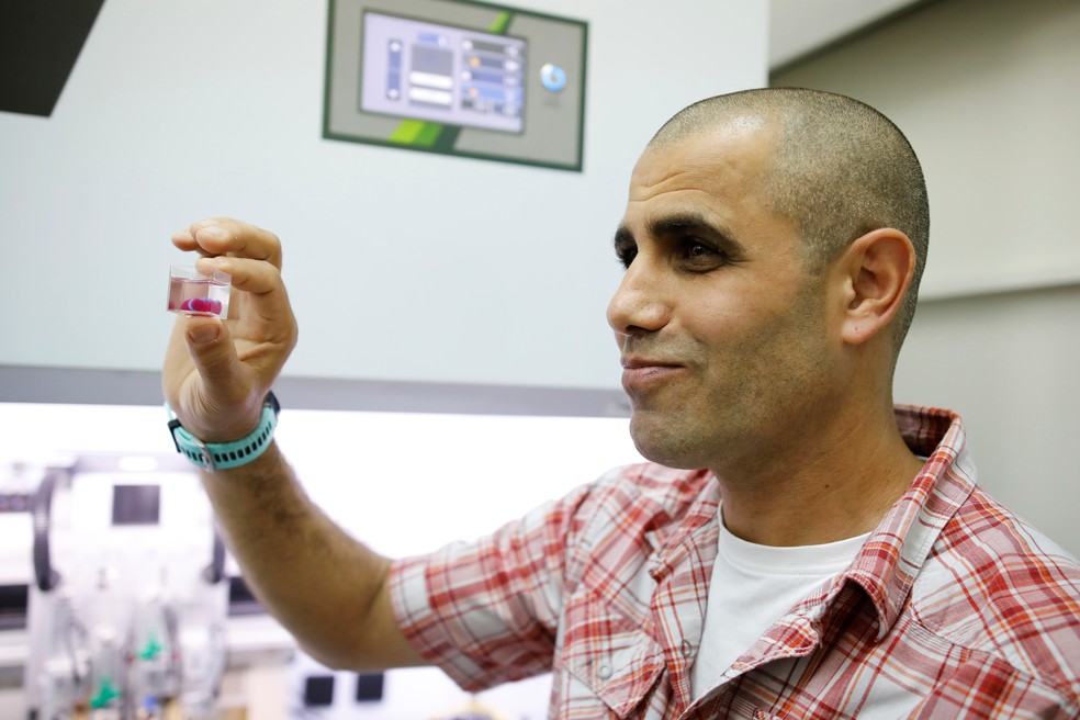 Cientista Tal Dvir exibe coração feito a partir de tecidos humanos em impressora 3D — Foto: REUTERS/Amir Cohen