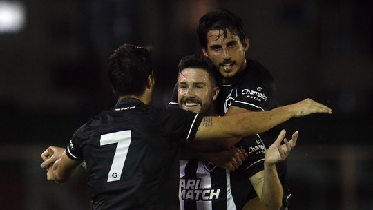 Botafogo poupa time titular mas vence Madureira em partida marcada por primeiro gol de Sauer
