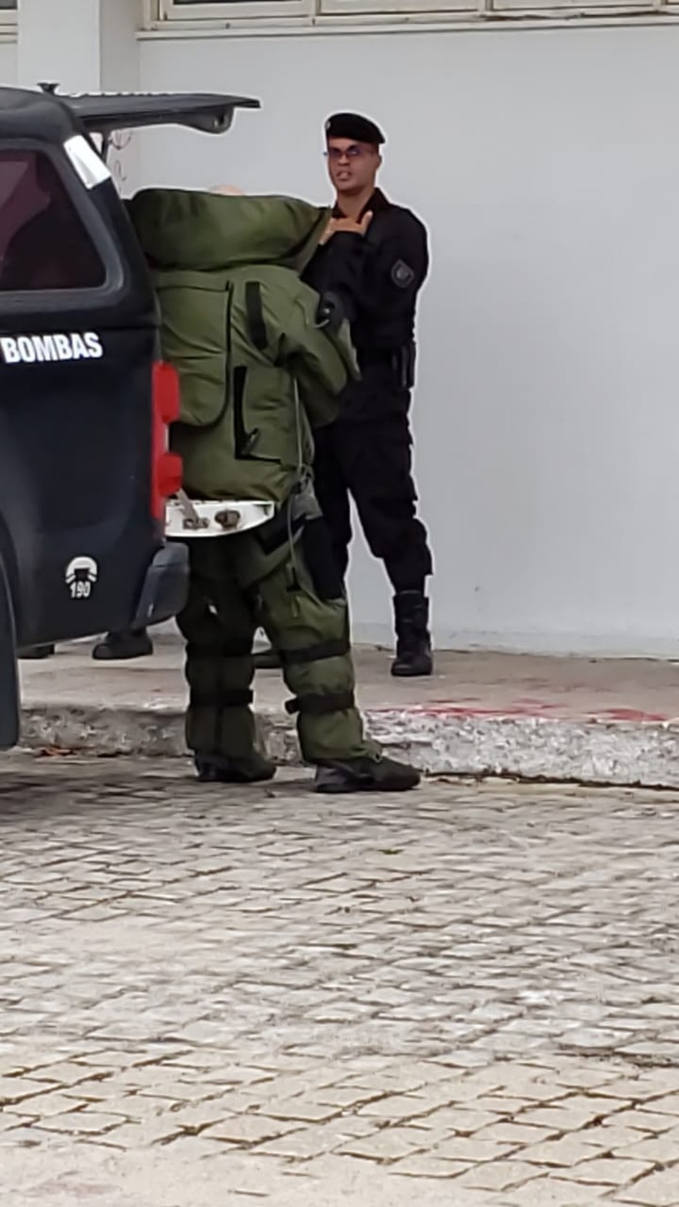 EsquadrÃ£o antibombas do Bope foi chamado para dar suporte Ã  PolÃ­cia Federal na ocorrÃªncia âÂ€Â” Foto: Pedro Paulo Cunha