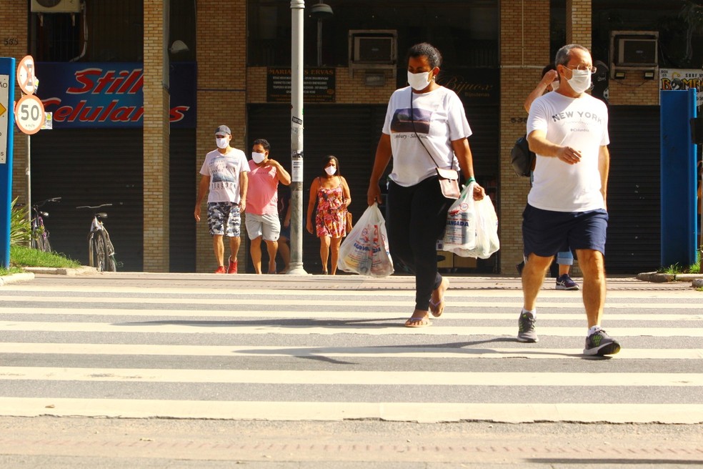 Moradores na Avenida Ana Costa, no centro comercial do Gonzaga em Santos (SP) — Foto: Vanessa Rodrigues/ A Tribuna Jornal