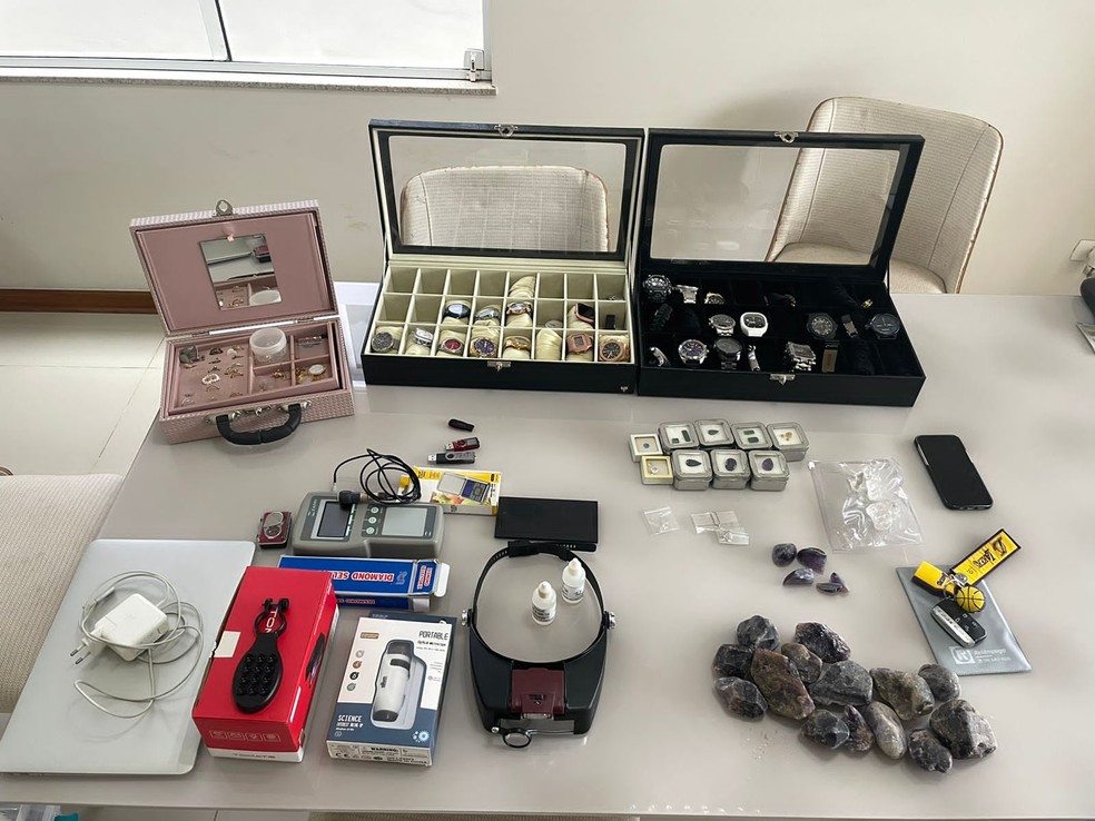 Objetos e joias apreendidas em operação contra comércio ilegal de pedras preciosas — Foto: Divulgação/Polícia Federal de Piracicaba