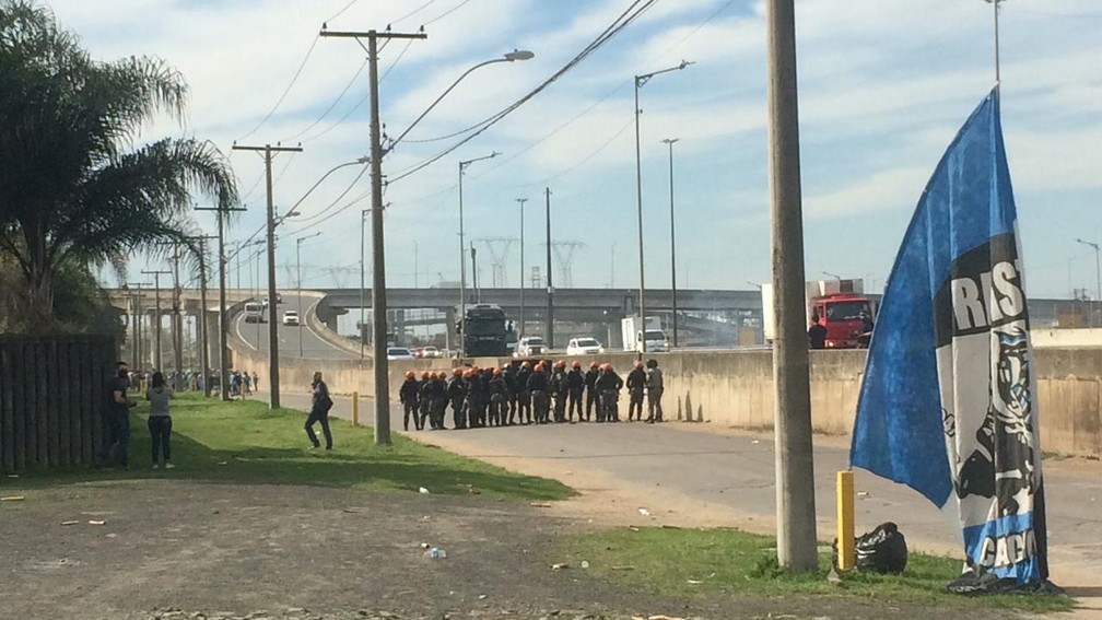Torcida do Grêmio faz protesto, joga pedras e rojões em ônibus do clube e tenta invadir CT