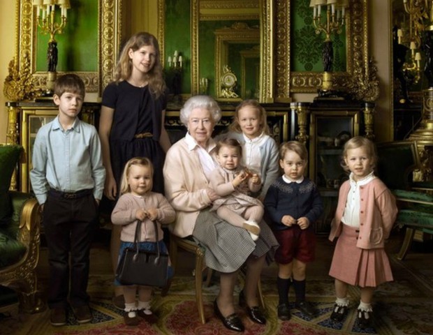 No aniversário da avó, a rainha Elizabeth II, príncipe George já usava o cardigã azul marinho (Foto: Reprodução Instagram)