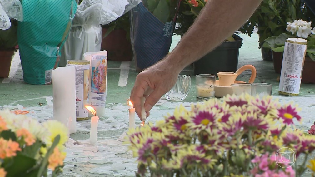 Os corpos da menina e dos três meninos mortos foram sepultados na cidade de Blumenau. — Foto: JN