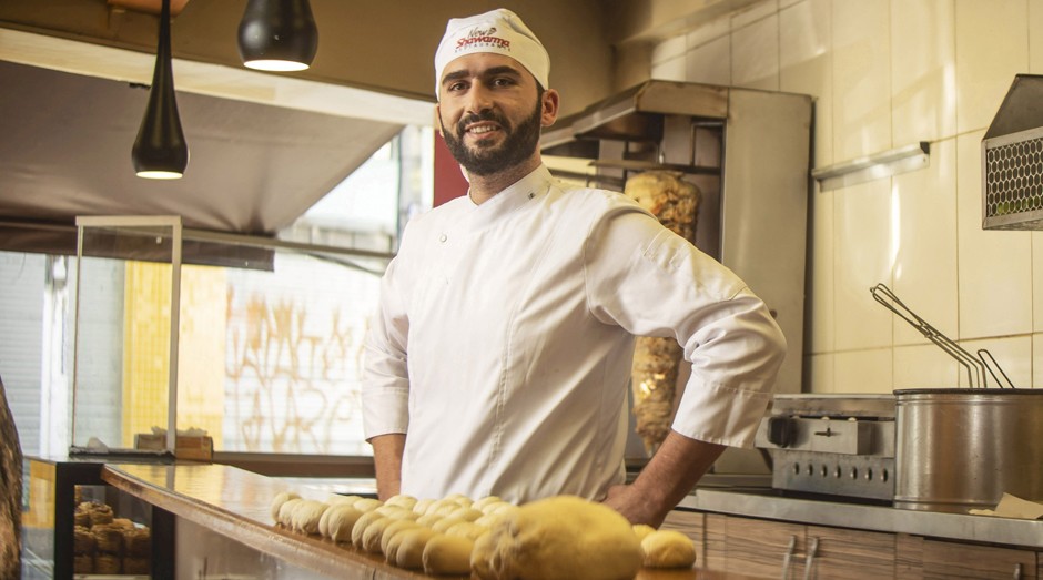 Eyad Abou Harb começou negócio em cubículo. Agora, quer levar sua shawarma para todo o Brasil (Foto: Luiz Maximiano)