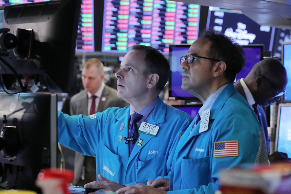 Operadores observam flutuação de ações nesta segunda-feira (6) na Bolsa de Valores de Nova York (NYSE). — Foto: Brendan McDermid/Reuters
