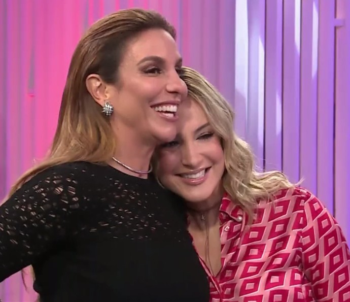Ivete Sangalo e Claudia Leitte dão show de fofura nos ensaios do 'The Voice' (Foto: TV Globo)