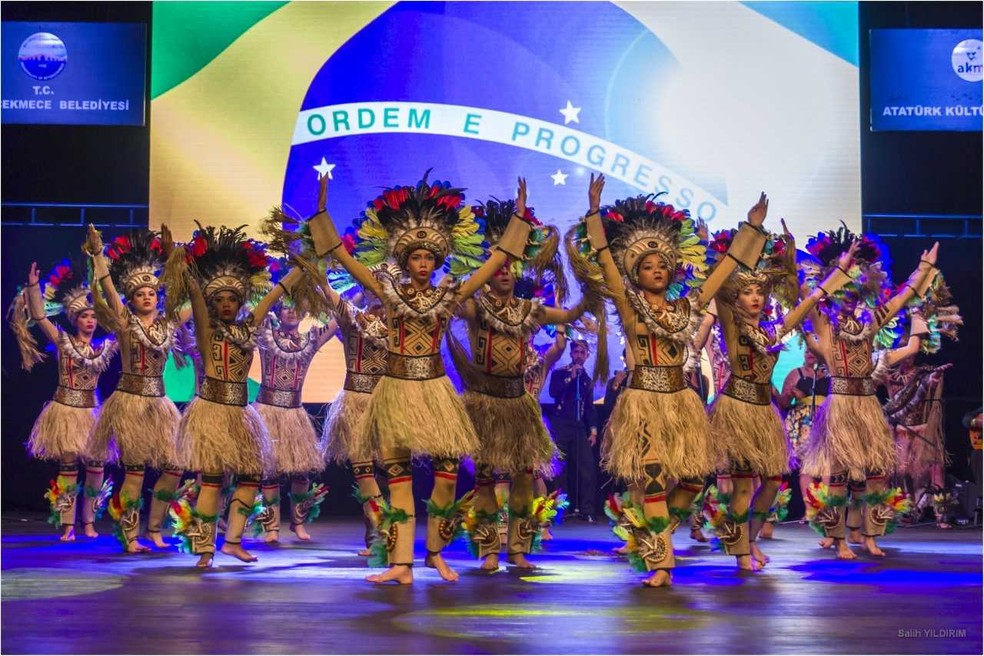 Dança dos povos indígenas interpretada pelo Flor Ribeirinha (Foto: Luiz Henrique Menezes/ Divulgação)