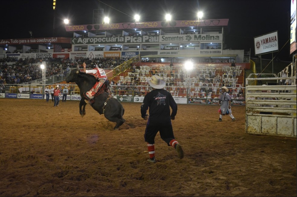 Disputa pelo titulo de melhor peão do rodeio profissional em touros teve inicio noite de quinta-feira (26). (Foto: Rinaldo Moreira/G1 )
