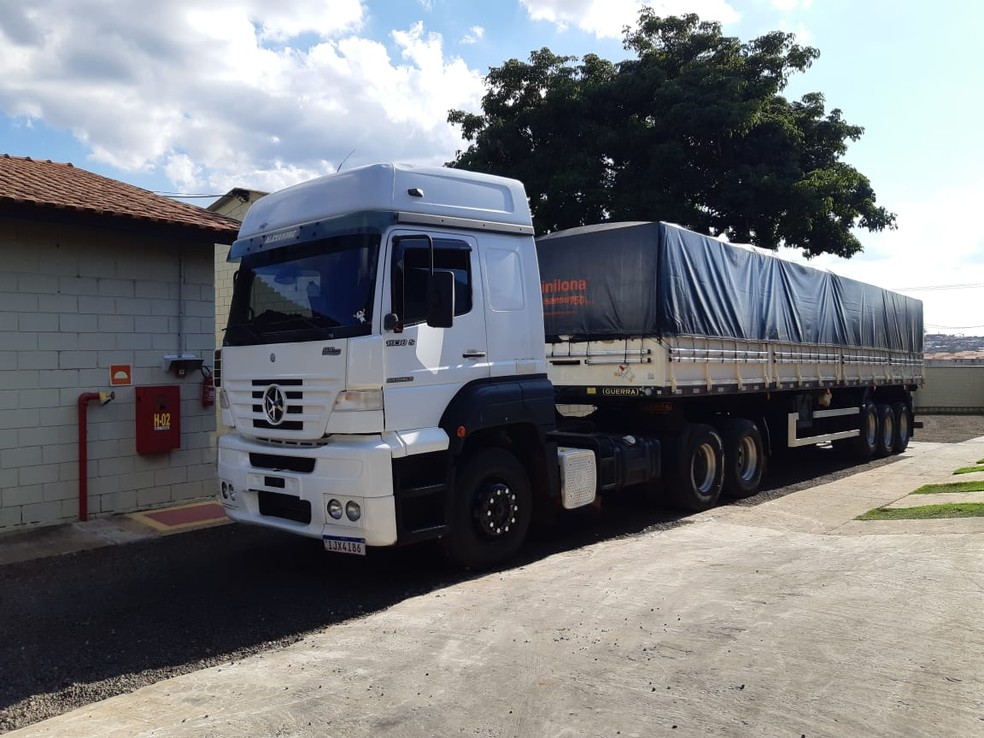 Caminhão usado para a tentativa de furto de carga, em Piracicaba — Foto: Polícia Militar