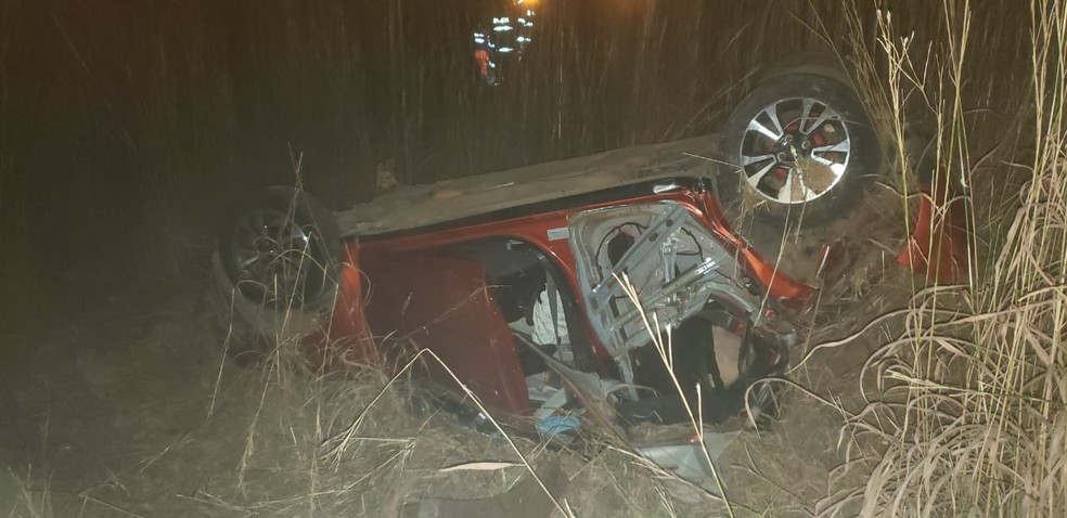 Carro que capotou em trecho da BR-020, no DF, na madrugada deste sábado (27) — Foto: CBMDF/Divulgação