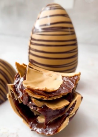 Vila Anália Patisserie | Ovo de caramelo, com casca de chocolate caramelizado, recheado com ganache de caramelo (500 g). R$ 195 g — Foto: Divulgação