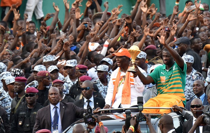 Costa do Marfim comemora título da Copa da África com torcedores (Foto: AFP)