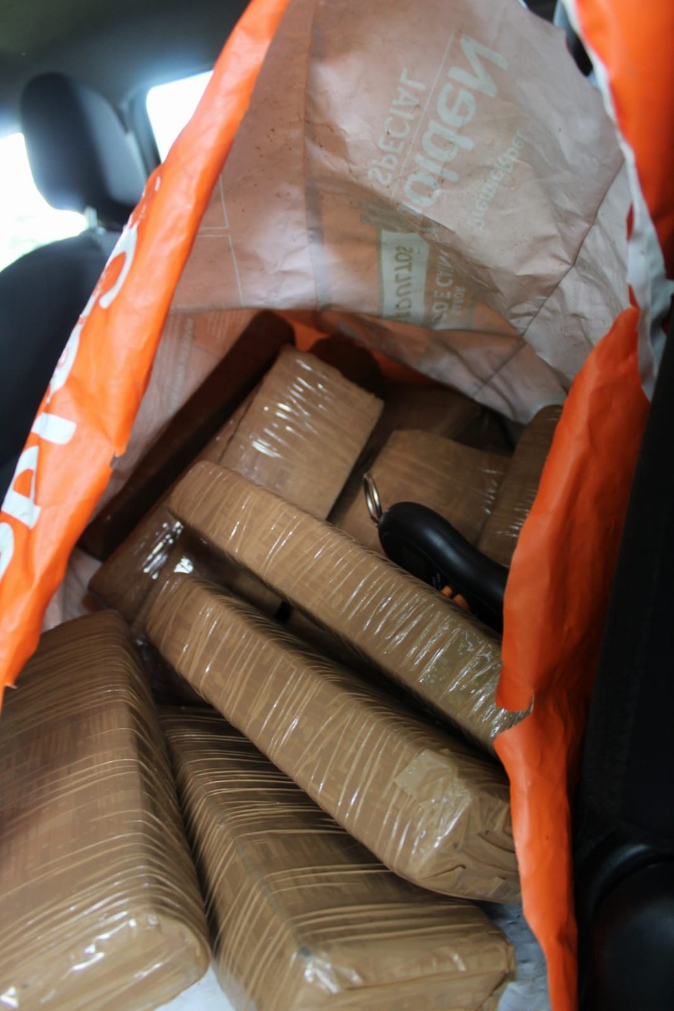 Tabletes de maconha estavam no banco traseiro de carro abandonado na PI-113 — Foto: Divulgação/GPM José de Freitas