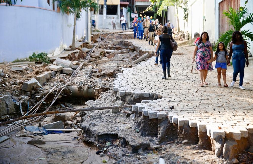 Rua que dá acesso à região, destruída no temporal de segunda-feira — Foto: Marcos Serra Lima/G1