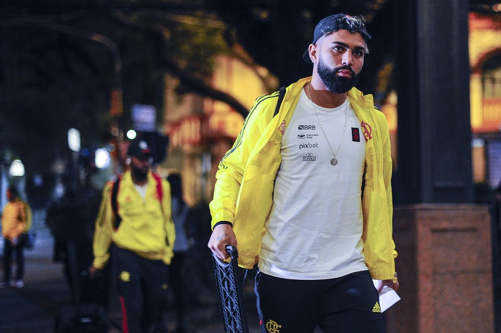 Gabigol na chegada do Flamengo a hotel em Porto Alegre — Foto: Marcelo Cortes / Flamengo