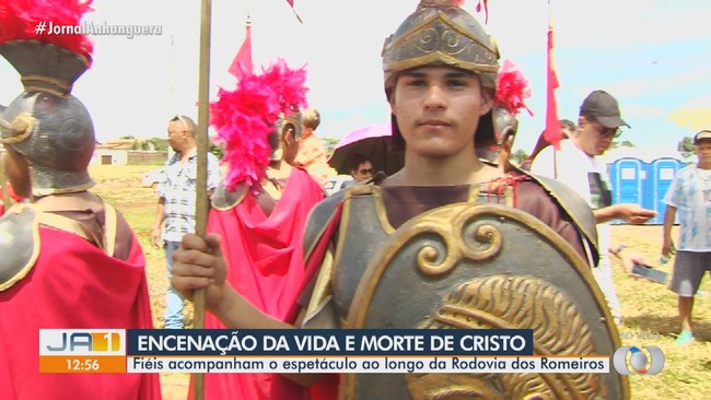 Milhares de fiis se renem para acompanhar a Via Sacra em Trindade