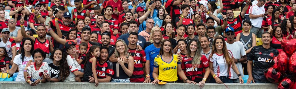 Amigos e familiares de Lucas Paquet&aacute; marcaram presen&ccedil;a no Maracan&atilde; &mdash; Foto: Pedro Martins / SOCCERIS