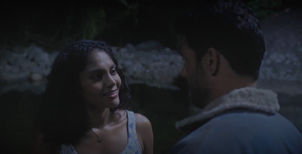 Aline (Barbara Reis) é surpreendida por Caio (Cauã Reymond) no riacho em 'Terra e Paixão' — Foto: Globo