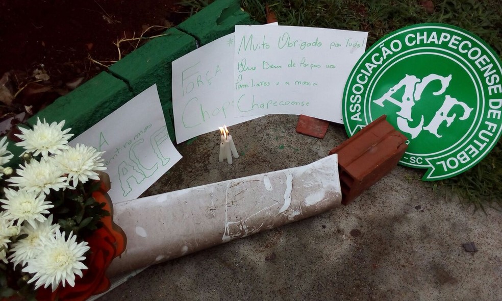 Torcedores deixam homenagens a jogadores da Chapecoense na Arena Condá (Foto: Vinicius Farfus/RBS)