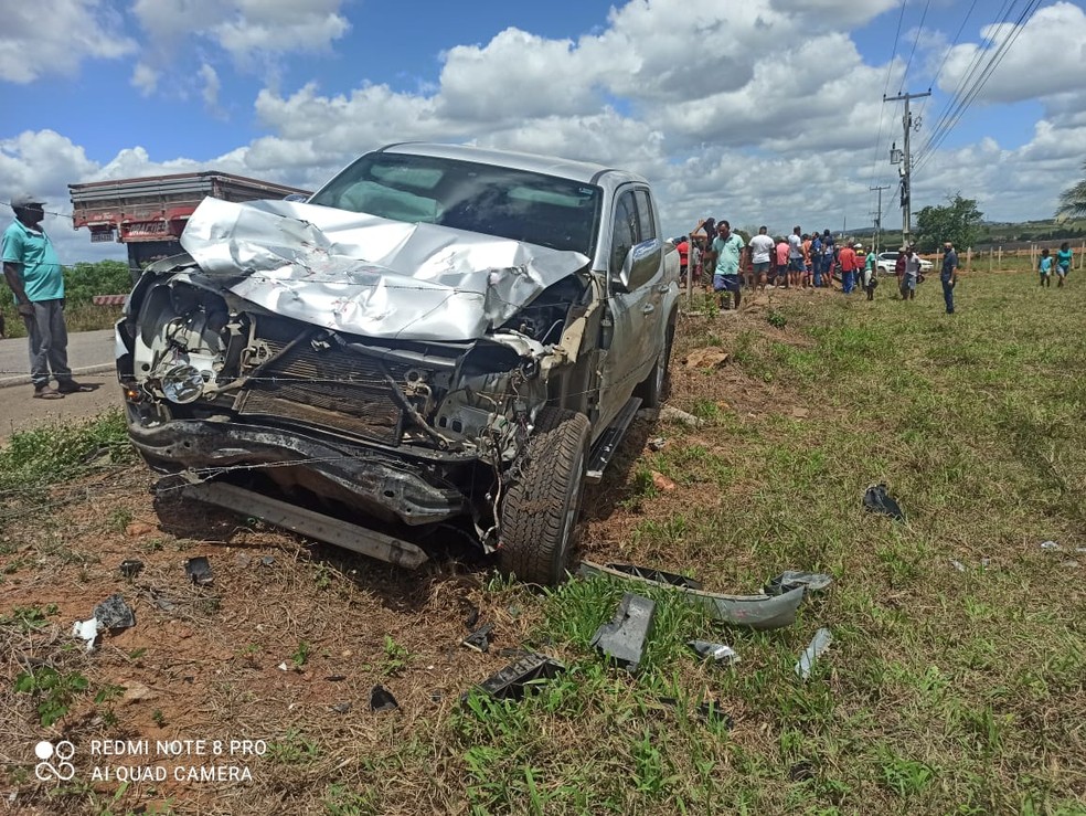 BPRv informou que acidente foi provocado por condutor do Uno, que saiu do acostamento para cruzar a rodovia no momento em que picape conduzida pelo prefeito de Belo Monte passava — Foto: BPRv