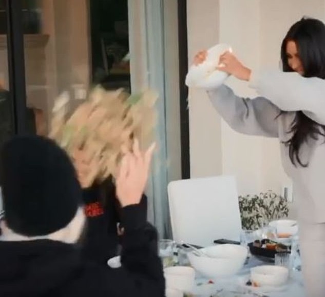 A guerra de comida protagonizada pelas irmãs socialites Kim Kardashian, Kourtney Kardashian e Khloé Kardashian e a mãe delas, Kris Jenner (Foto: Instagram)